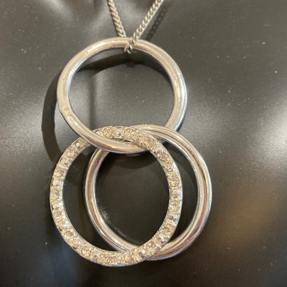 Avon Vintage Silvertone Eternity Necklace - Picture 3 of 5